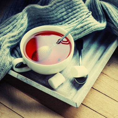 fincan sıcak çay ve eşarp ahşap yüzey üzerinde