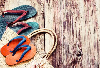 Flip flop hasır tote ahşap yüzey üzerinde renklendirilmiş