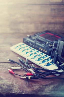 ses alıcısı closeup görünümünü ahşap arka plan üzerinde