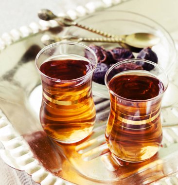 ahşap masa üzerinde taze çay bardak closeup görünümü