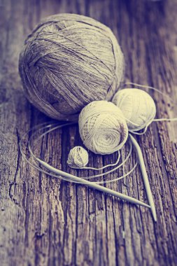 Renkli konu ve örgü iğneleri ahşap arka plan üzerinde