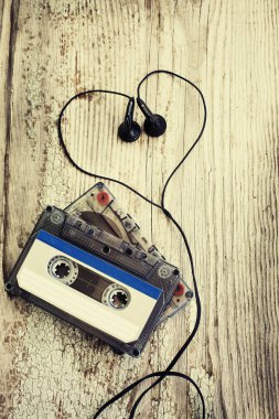 Kulaklıklarla ahşap arka plan üzerinde renkli kaset