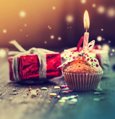 cupcake mum ve vintage tarzı ahşap arka plan üzerinde renkli Noel süslemeleri ile görünümünü portre