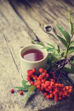 closeup görünümü taze çay Kupası ahşap masa üzerinde çilek ile