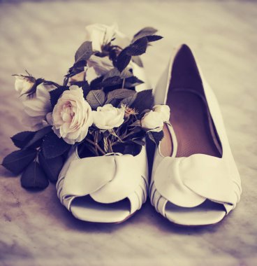 Beyaz Ayakkabı ile inanılmaz çiçek açan çiçekler