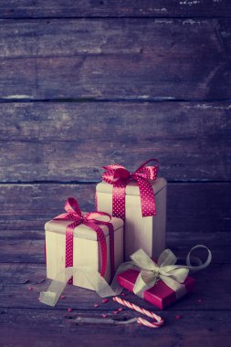 closeup görünümü ile tatil dekorasyon ahşap arka plan üzerinde kaydırılan Noel hediye