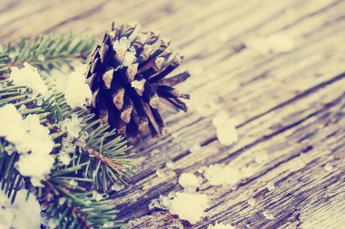 çam kozalakları karda Noel dekorasyonları ahşap arka plan üzerinde olarak closeup görünümü