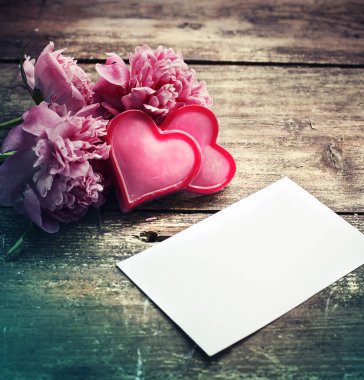 Sevgililer günü için çiçek ve kalpleri davet görünümünü portre 