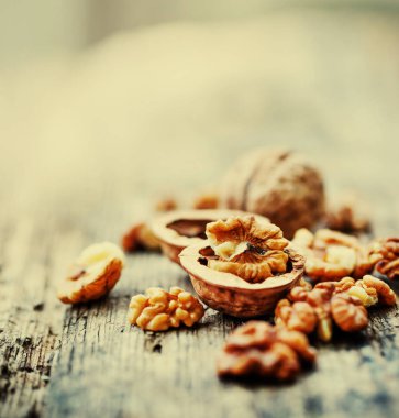 Ceviz ahşap arka plan üzerinde Close-up