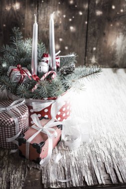 Noel süsler ahşap yüzeyde Parlatıcı