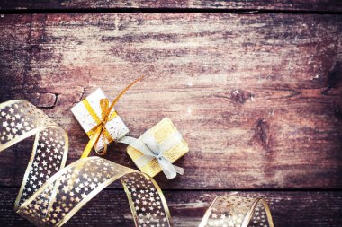 hediye kutuları saten kurdeleler ile üstten görünüm ahşap tablo