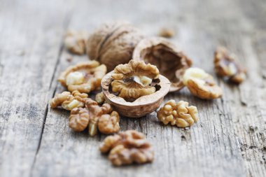 ahşap masa üzerinde ceviz yığınının closeup görünümü