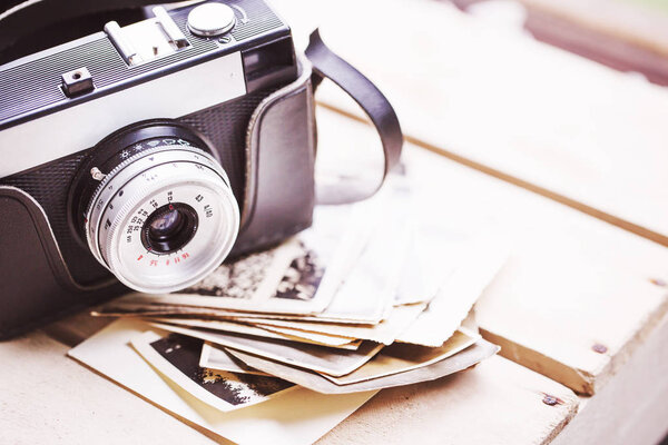 Вид крупным планом винтажной фотокамеры, выборочная фокусировка
