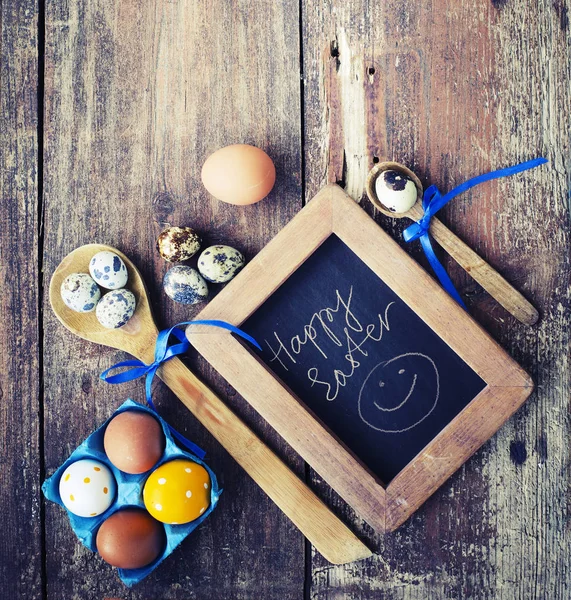 Vista Elevada Huevos Pascua Pizarra Sobre Fondo Madera — Foto de Stock