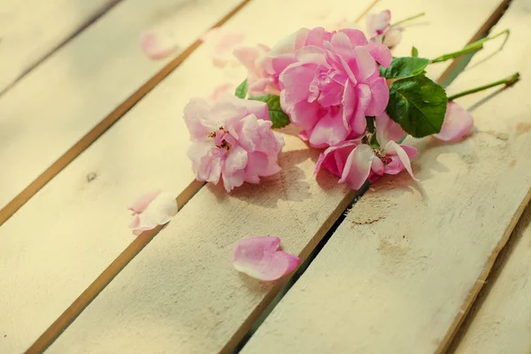 Φρεσκοκομμένα Τριαντάφυλλα Ροζ Παιωνία Κήπος Ξύλινο Τραπέζι — Φωτογραφία Αρχείου