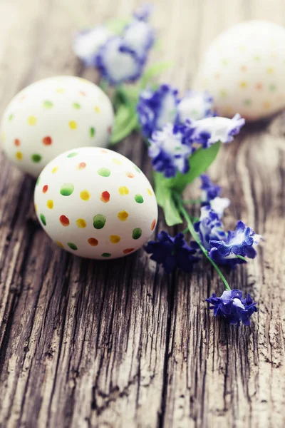 Vista Cerca Coloridos Huevos Pascua Pintados Sobre Fondo Madera —  Fotos de Stock