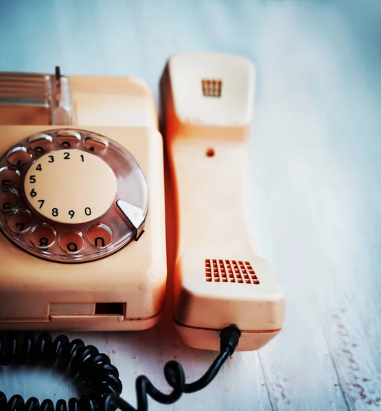 关闭在复古复古电话在木桌上 — 图库照片