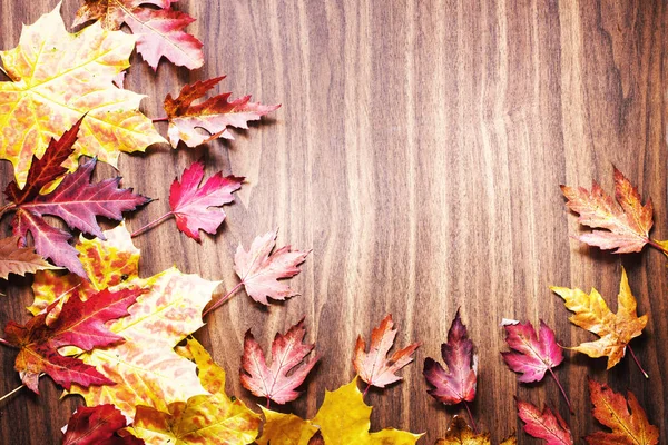 Blick Von Oben Auf Herbstblätter Auf Holztisch — Stockfoto