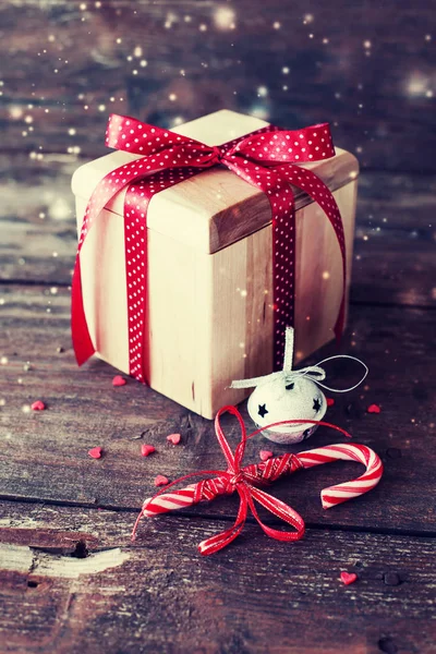 Close Beeld Van Verpakte Gift Van Kerstmis Met Decoraties Voor — Stockfoto