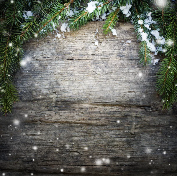 Κάτοψη Του Ξύλινο Τραπέζι Διακοσμημένο Χριστουγεννιάτικο Έλατο Κλαδιά — Φωτογραφία Αρχείου