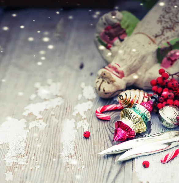 Weihnachtsdekoration Mit Beeren Und Fallendem Schnee Auf Verwittertem Holztisch — Stockfoto