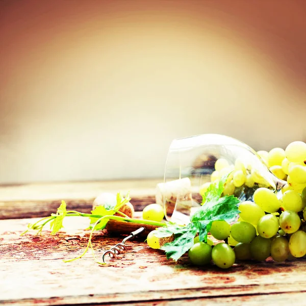 Glas Für Wein Trauben Und Korken Auf Holztisch — Stockfoto