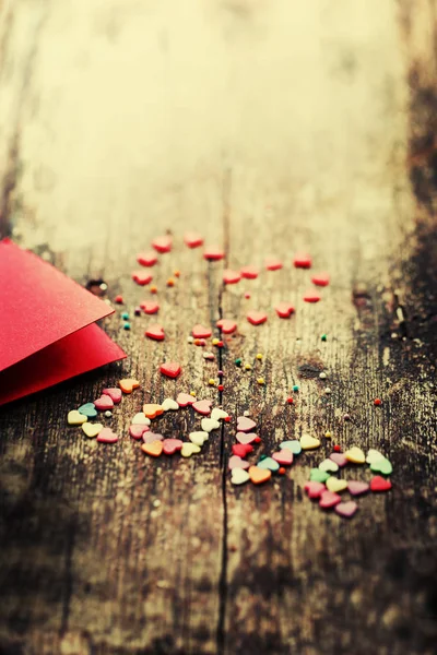 Barevné Romantické Srdce Červenými Šablony Dřevěné Pozadí — Stock fotografie