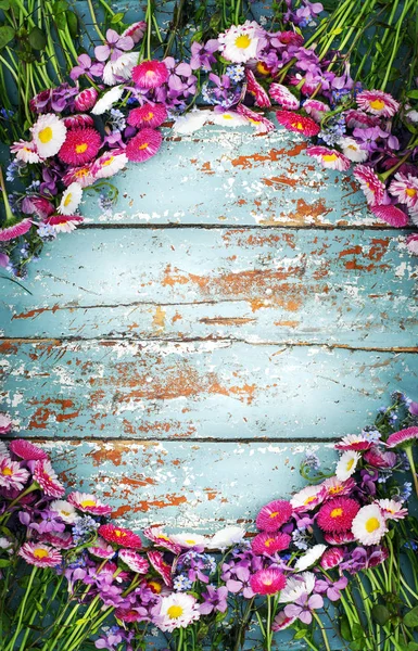 Красочные Дикие Цветы Голубом Потрепанном Деревянном Фоне — стоковое фото