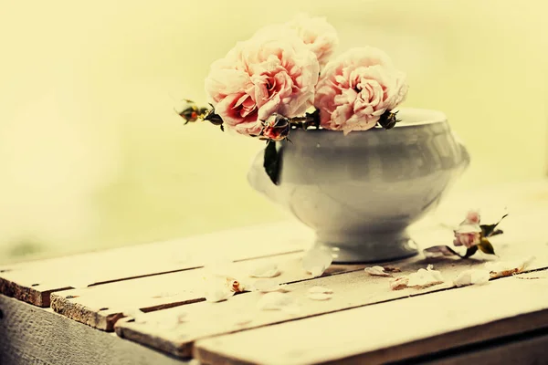 优雅的粉红色牡丹在花瓶在木桌户外 — 图库照片