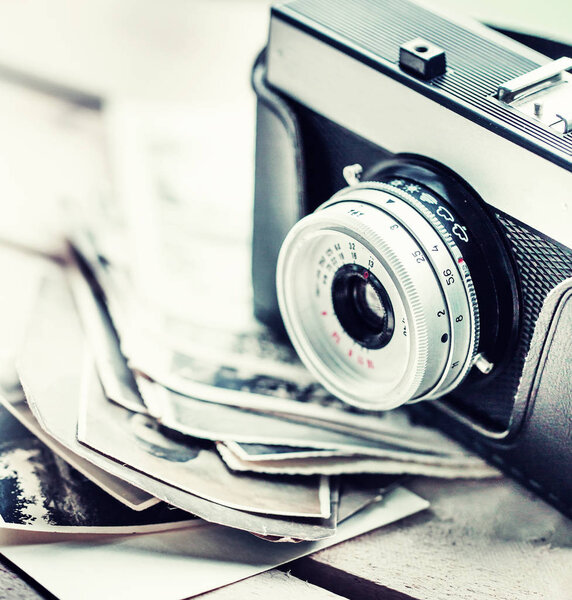 Вид крупным планом винтажной фотокамеры, выборочная фокусировка
