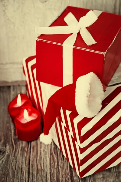 Vista Primer Plano Los Regalos Navidad Envueltos Con Decoraciones Navideñas —  Fotos de Stock