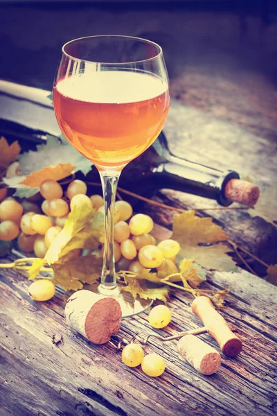 Flasche Weißwein Mit Glas Trauben Und Korken Auf Holztisch — Stockfoto