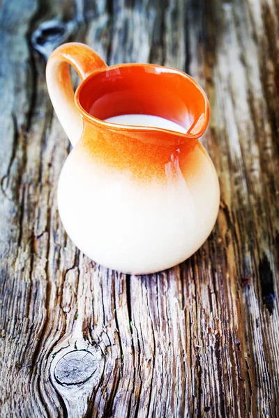 Tarro Cerámica Con Leche Sobre Mesa Madera —  Fotos de Stock