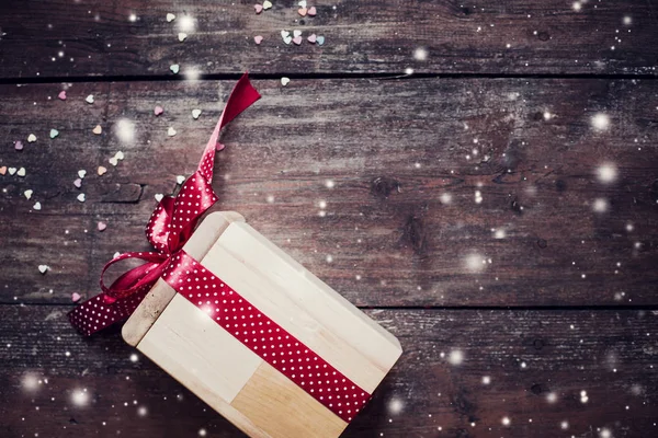 Vista Primer Plano Del Regalo Navidad Envuelto Con Decoraciones Navideñas —  Fotos de Stock