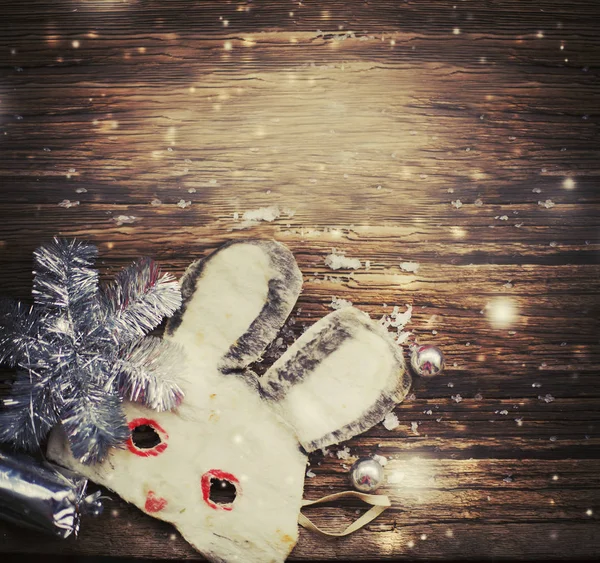 ウサギのマスクとビンテージ スタイルのカラフルなクリスマスの装飾のクローズ アップ ビュー — ストック写真