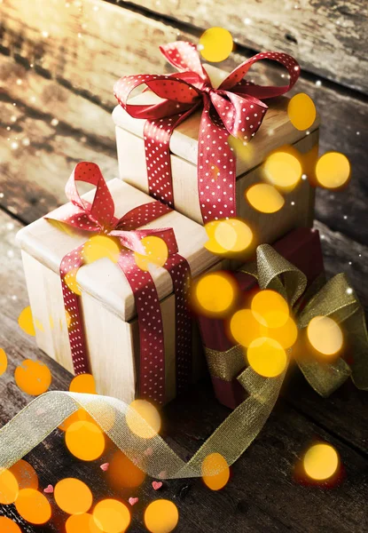 Крупный План Завернутых Рождественских Подарков Праздничными Украшениями Деревянном Фоне — стоковое фото