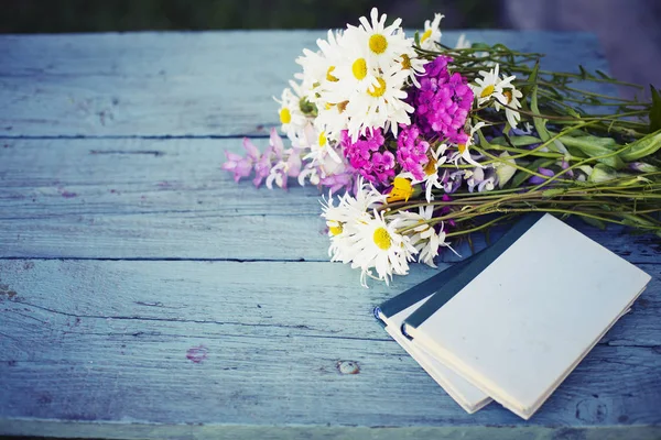Strauß Bunter Wildblumen Auf Garten Holztisch Mit Büchern — Stockfoto