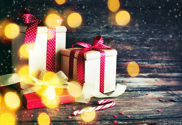 Close Beeld Van Verpakte Kerstcadeaus Met Decoraties Voor Feestdagen Houten — Stockfoto