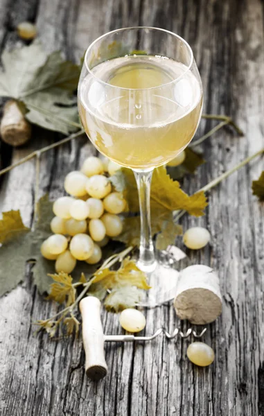 Met Glas Wijn Druivenmost Kurken Houten Tafel — Stockfoto