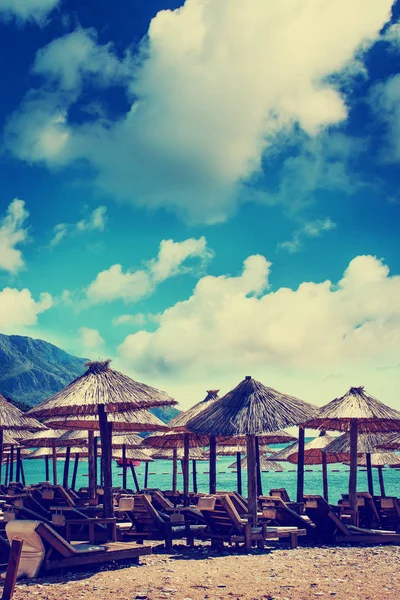 Ocean Beach Straw Umbrellas Wooden Deck Chairs — Stock Photo, Image