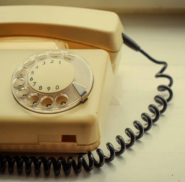 Zamknąć Retro Vintage Telefon Drewnianym Stole — Zdjęcie stockowe