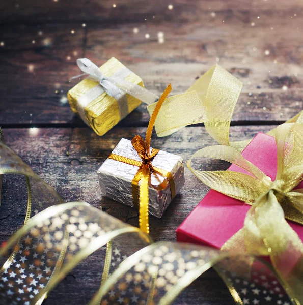 Cajas Regalo Decoradas Con Cintas Sobre Fondo Madera — Foto de Stock