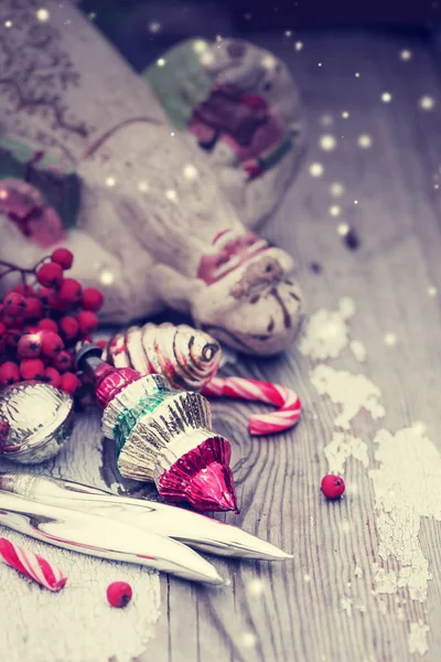 木质风化桌上的浆果圣诞装饰 — 图库照片