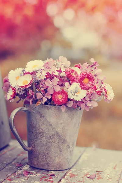 Bouquet Fleurs Sauvages Fraîches Coupées Pot Métal Sur Table Bois — Photo