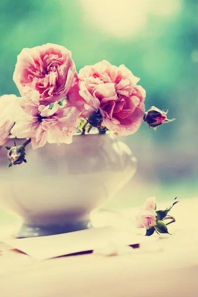 Frisch Geschnittene Rosa Pfingstrosen Vase Auf Gartentisch Mit Leerer Karte — Stockfoto