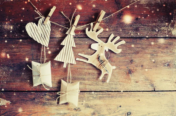 圣诞节装饰的特写镜头在老式风格挂在绳子上的木背景 — 图库照片