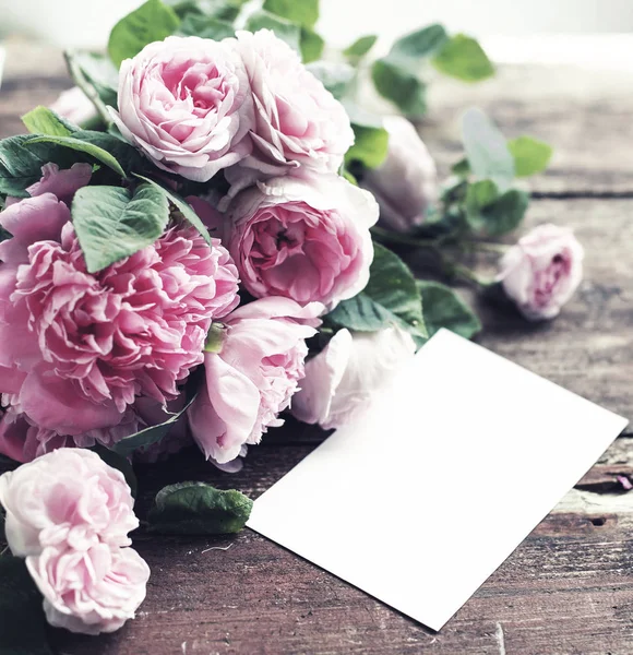 Erstaunliche Rosa Blumen Mit Weißem Papier Für Kopierraum Auf Holzhintergrund — Stockfoto