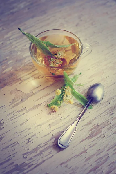 Wyświetlić Zbliżenie Filiżanki Herbaty Świeżych Nad Drewnianym Stole — Zdjęcie stockowe