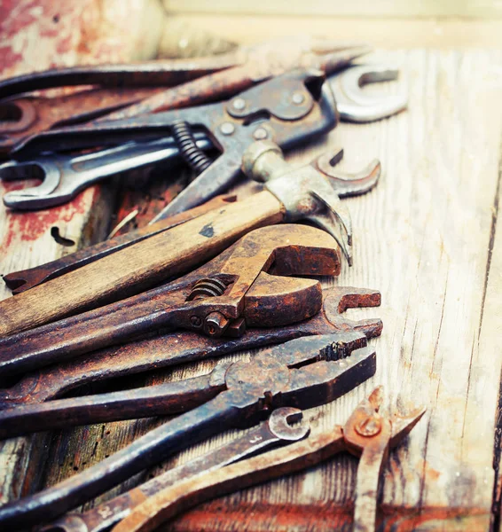 一套旧生锈的手工具在木桌上 — 图库照片