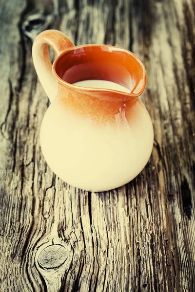 Tarro Cerámica Con Leche Sobre Mesa Madera —  Fotos de Stock